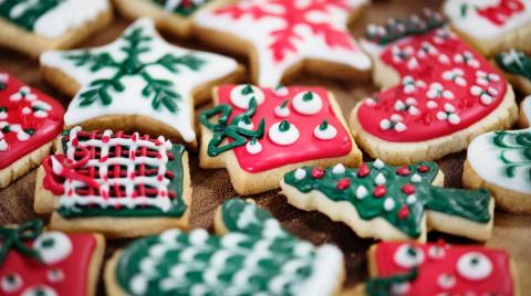 Lovely Christmas nibbles. Photo: Rawpixel - unsplash.com Photo of colourful homemade Christmas biscuits. By rawpixel on unsplash.