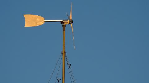 Small-scale domestic wind turbines can either be integrated into the local electricity grid or operate as off-grid devices. Photo: eryan76 - pixabay.com Small Wind Turbine Against Blue Sky