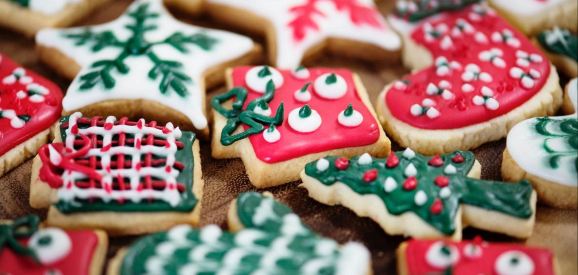 Photo of colourful homemade Christmas biscuits. By rawpixel on unsplash.